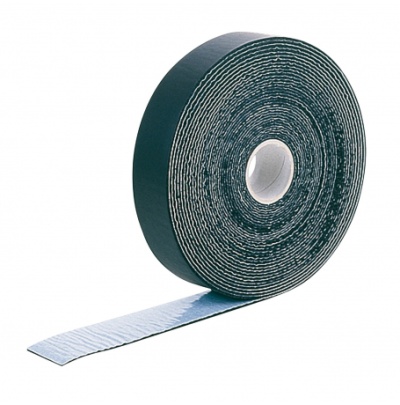 Rolo de fita adesiva preta parcialmente desenrolada