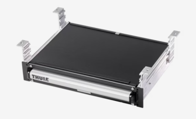Gaveta deslizante metálica preta e prateada com a marca THULE no puxador
