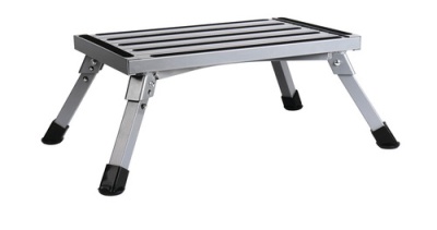 Mesa baixa metálica com pernas dobráveis e tampo de ripas