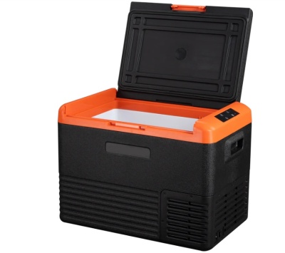 Frigorífico portátil preto e laranja com tampa aberta e painel digital