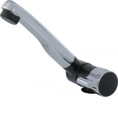 Torneira cromada com pega preta em fundo branco