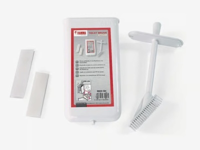 Escova para casa de banho branca com suporte e fitas adesivas em fundo branco