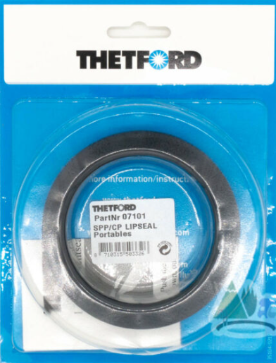 Peça circular preta e cinza embalada com etiqueta branca da marca THETFORD