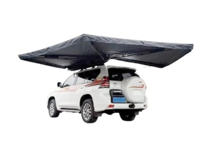Toldo preto montado no tejadilho de SUV branco