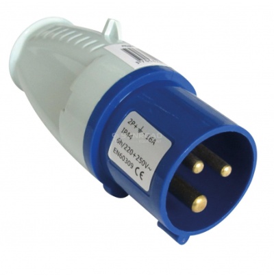 Ficha elétrica industrial azul e branca com três pinos e etiqueta técnica