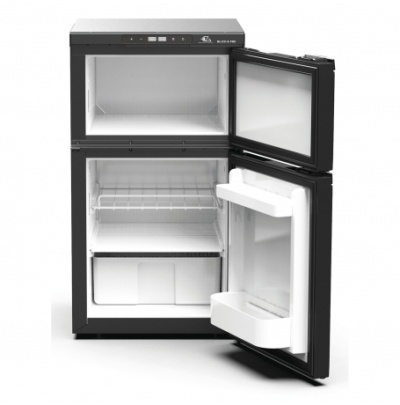 Frigorífico preto aberto com compartimentos de congelador e frigorífico visíveis