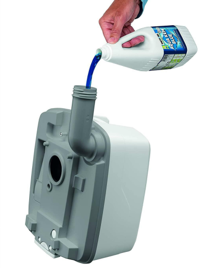 Recipiente branco e cinzento a ser preenchido com líquido azul de garrafa branca com rótulo azul BEAD CLEANER VOLUME