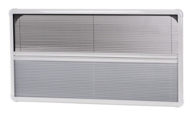 Persiana horizontal branca em janela de vidro.