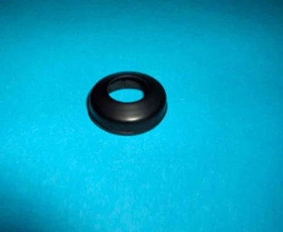 anel preto redondo de borracha