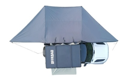 Tenda de campismo cinzenta sobre carrinha branca com caixa preta Offroad, vista aérea
