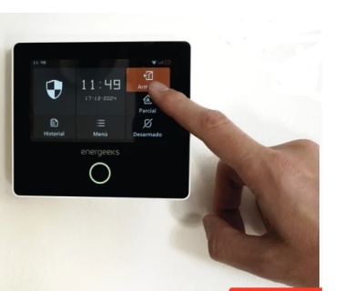 Painel digital preto energeeks com ecrã tátil a ser usado por um dedo humano
