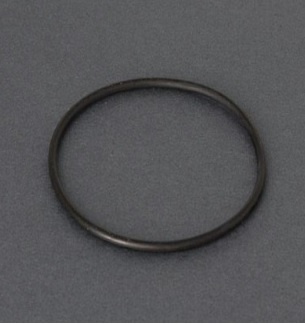 Anel preto de borracha ou silicone sobre superfície cinza