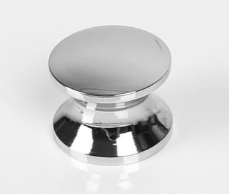 Botão metálico redondo cromado prateado com acabamento espelhado