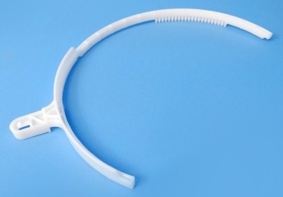 Aro branco de plástico sobre fundo azul