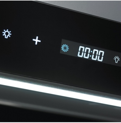 Painel de controlo digital preto com display a mostrar 00:00 e ícones de luz e ventoinha