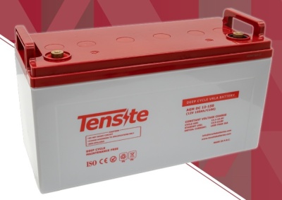 Bateria Tensite AGM DC 12-150 branca com tampa vermelha e texto vermelho