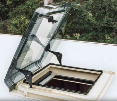 Claraboia de teto de veículo recreativo aberta com vidro fumado