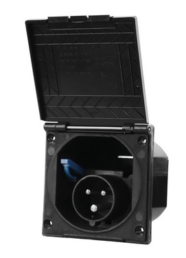 Tomada elétrica industrial preta com tampa articulada aberta