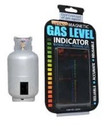 Indicador magnético de nível de gás colorido ao lado de cilindro metálico prateado