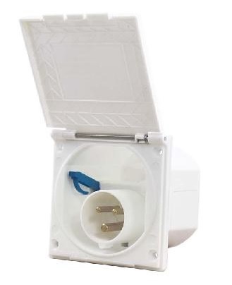 Tomada elétrica embutida branca com tampa aberta e pinos metálicos