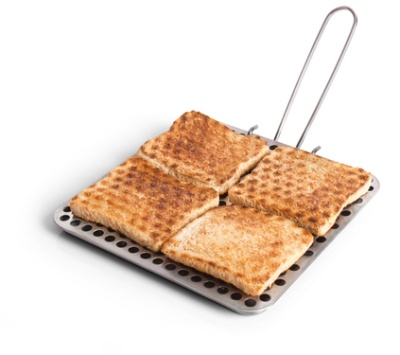 Grelhador metálico com três tostas douradas