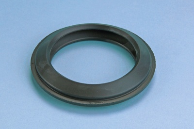 Anel de borracha preto circular sobre fundo azul claro