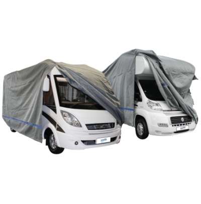 Duas autocaravanas brancas parcialmente cobertas por capas cinza