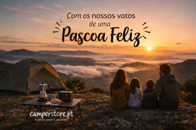 Cena de campismo ao pôr do sol com mesa, tenda, rádio e família sentada vista de costas