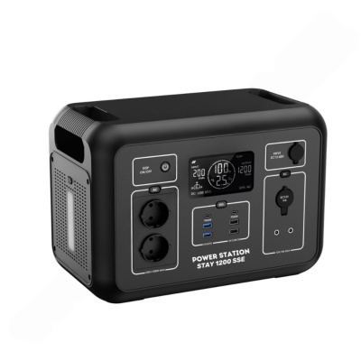 Estação de energia portátil preta com tomadas e visor digital