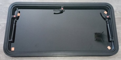 Vidro de janela de barco com moldura preta e dobradiças