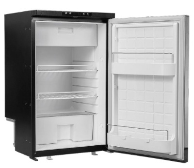 Frigorífico preto pequeno aberto mostrando interior branco com prateleiras e compartimento congelador