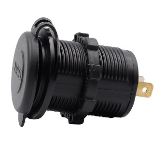 Tomada de energia automóvel preta com tampa