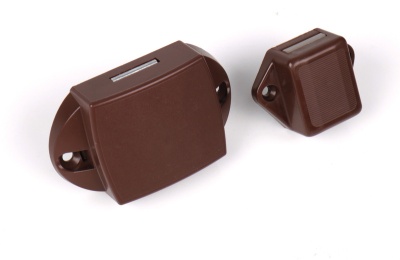 Dispositivos magnéticos marrons para portas ou janelas sobre fundo branco