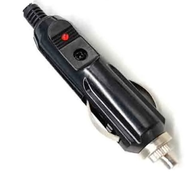 Tomada de isqueiro automóvel preta com ponta metálica