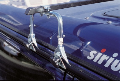 Suporte metálico cromado num carro azul com texto siriu na lateral