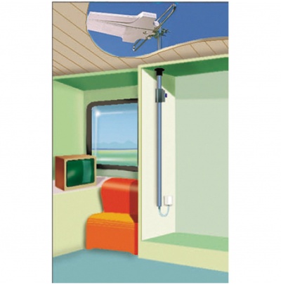 Interior de comboio com janela, poltrona laranja e ecrã verde