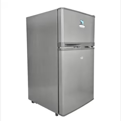 Frigorífico cinzento metálico com duas portas e logotipo de urso polar azul