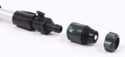 Tubo ou mangueira segmentada com conexões em plástico preto e cinza sobre fundo branco.