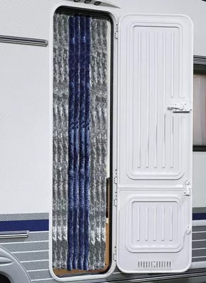 Porta branca de autocaravana aberta com cortina térmica rugosa e faixa azul na parede