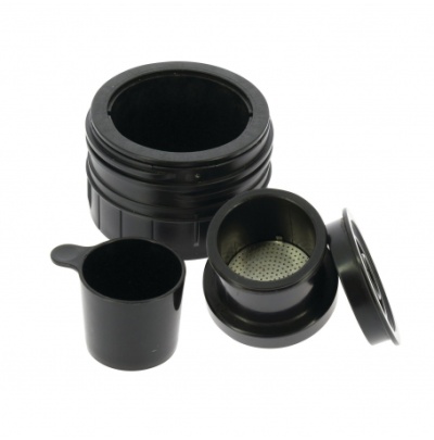 Conjunto preto de peças plásticas e filtro metálico para café sobre fundo branco