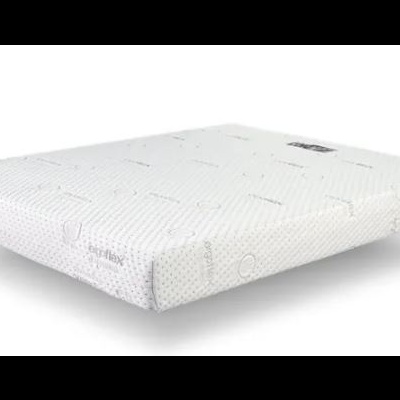 Colchão branco texturizado retangular com etiquetas laterais