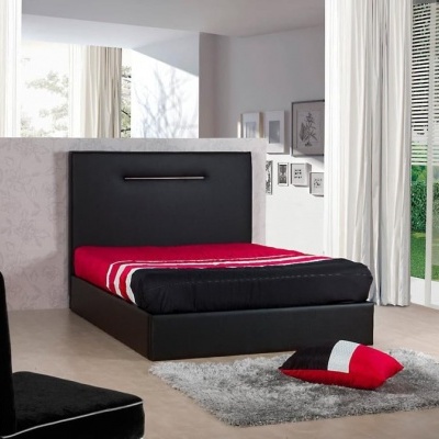 Cama de solteiro preta com colchão vermelho e branco ao lado de janela com cortinas brancas