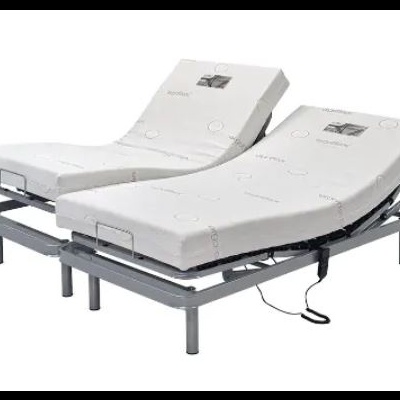 Cama articulada dupla com colchões brancos e estrutura metálica cinzenta