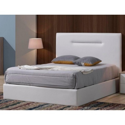 Cama de casal branca com roupa de cama cinzenta e almofadas cinzentas e amarelas, luminária e parede de madeira