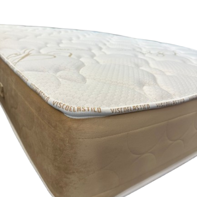 Colchão branco com laterais bege e borda com a palavra VISCOELASTICO