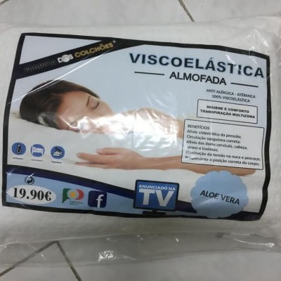 Almofada viscoelástica branca embalada com etiqueta visível