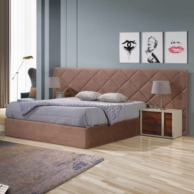 Cama de casal estofada castanha com cabeceira geométrica e decoração de quarto moderna