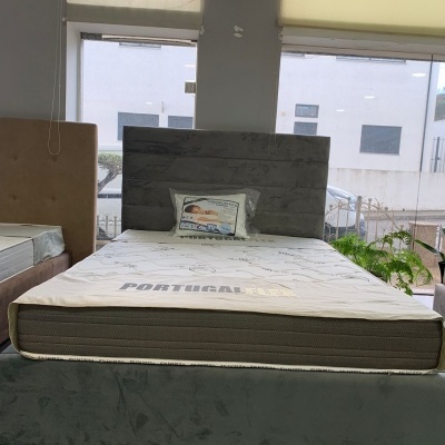 Cama com colchão Portugal Bed e base estofada verde com cabeceira cinza
