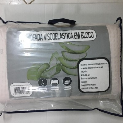 Almofada viscoelástica em bloco em embalagem plástica com etiqueta verde e texto explicativo