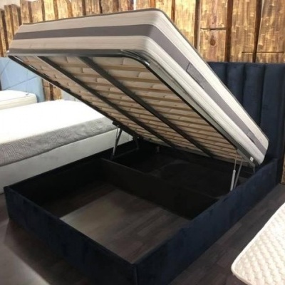 Cama caixa azul escura com armazenamento interno elevado